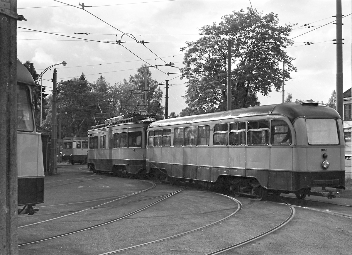 Ekebergbanen, Oslo Sporveier. Utkjøring fra vognhall. Vogn 1016 og 1048.