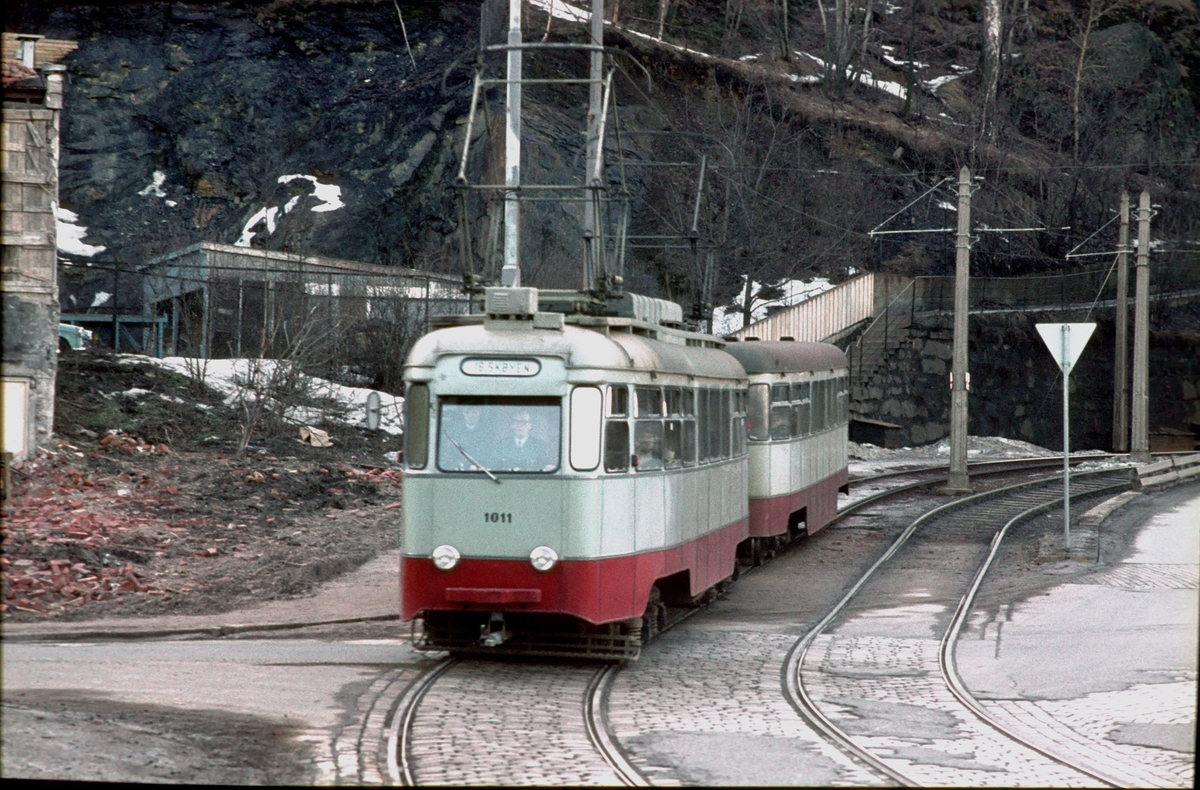 Ekebergbanen, Oslo Sporveier. Vogn 1011 kjører inn i bygatene.