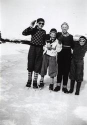 På skeiser.
Frå venstre: Olav Flaten, Nils Kåre Eikre, Ola F