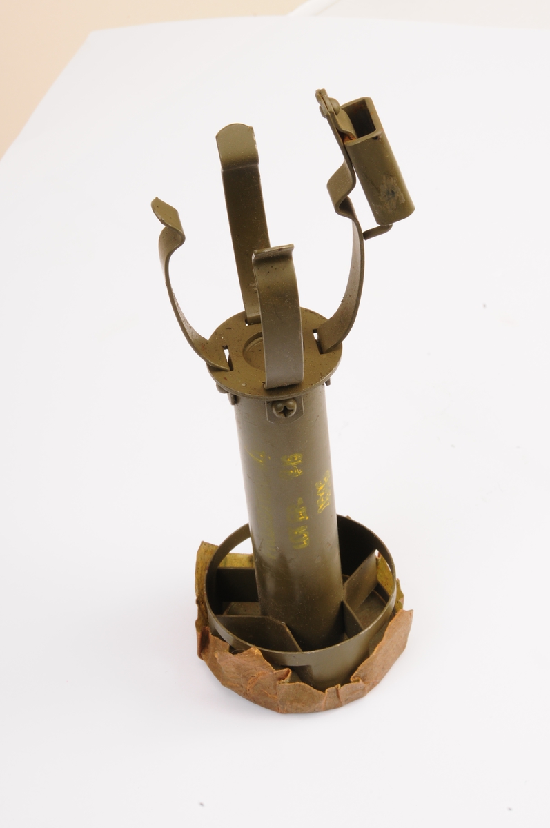 Adapter til å holde en amerikansk splinthåndgranat M2 slik at den kan skytes ut som en geværgranat fra Garand og US-karabin.
