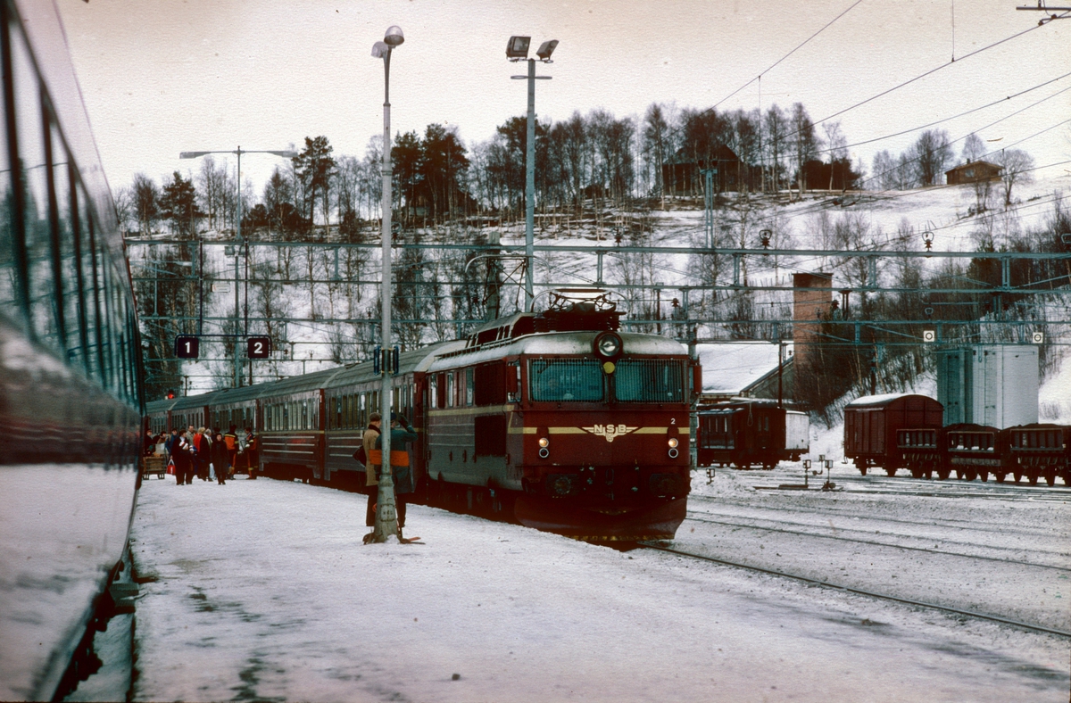Dombås stasjon. Kryssing mellom ekspresstogene 41 og 42. NSB elektrisk lokomotiv type El 14.