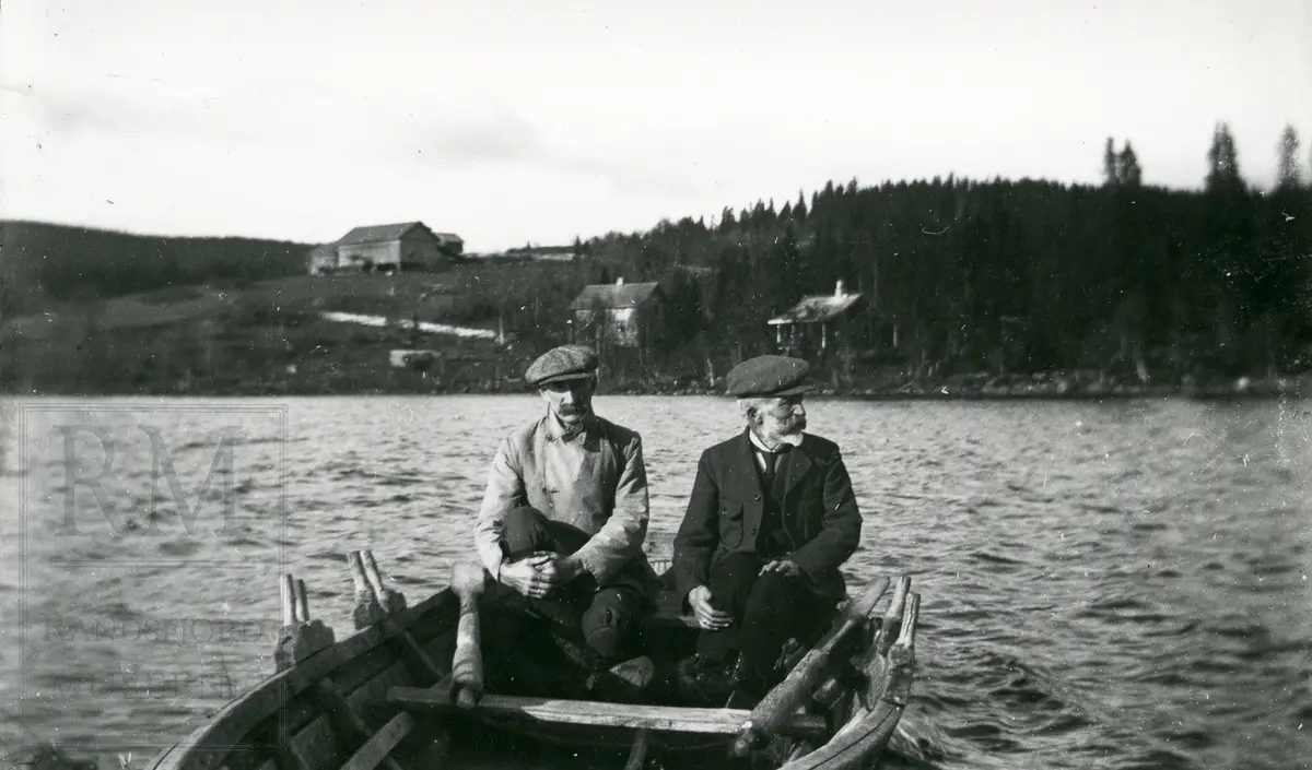 To menn i båt. Til venstre, Ernst Aschenbach, kunstmaler. Til høyre, C. Guldbrantsen, stasjonsmester på Roa.