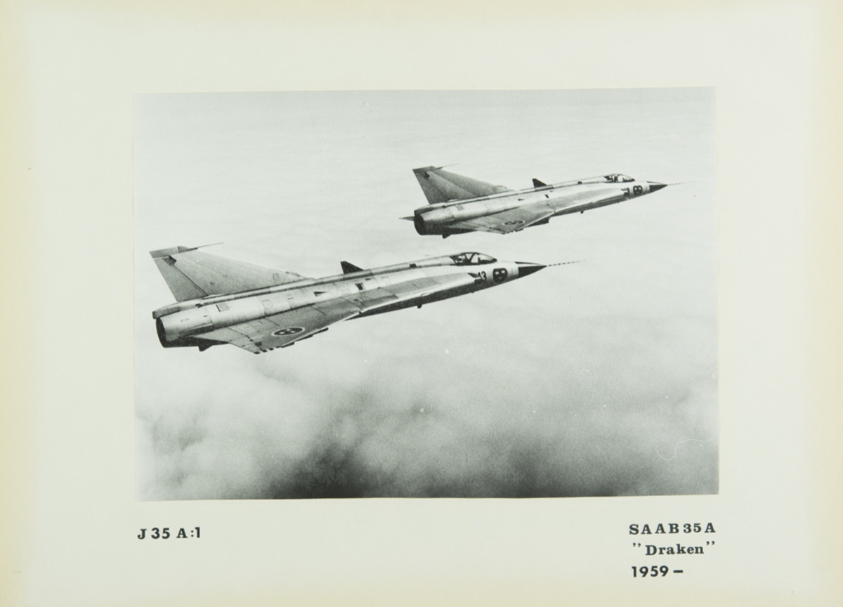 Inglasat foto på två flygande J 35 A:1, SAAB 35A "Draken" 1959-