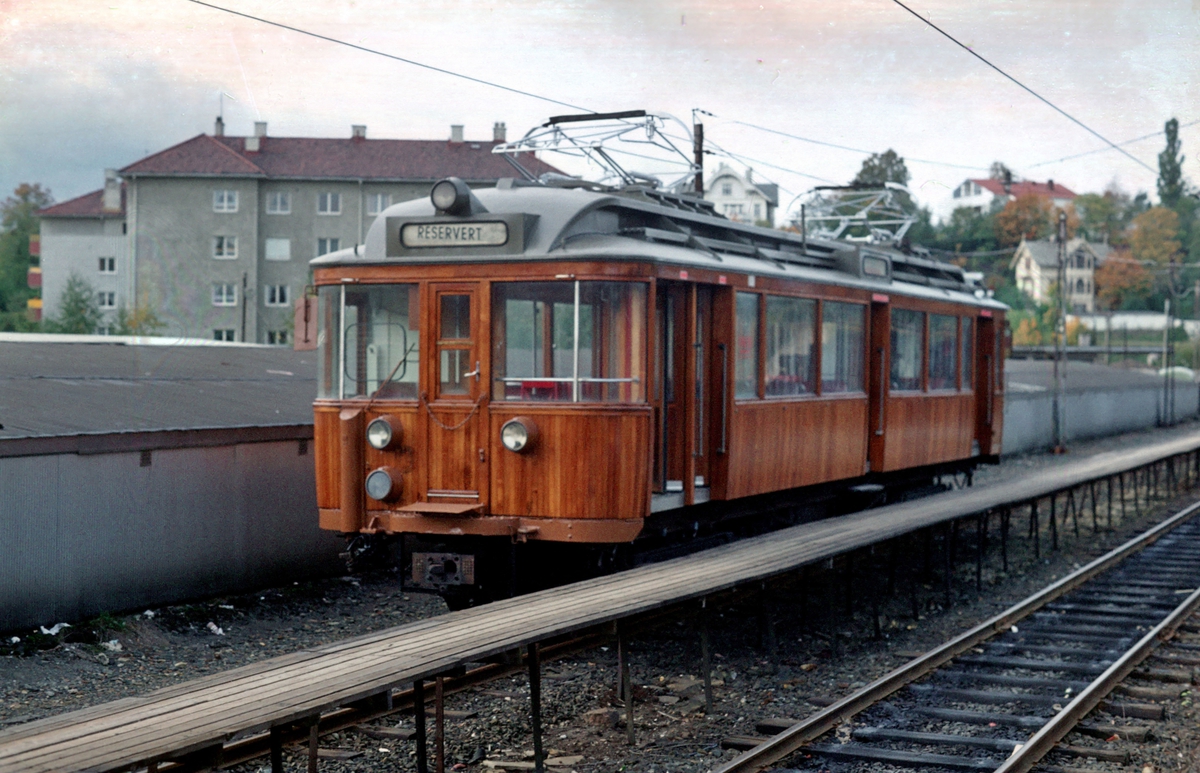 A/S Holmenkolbanen. Oslo Sporveier. Vogn 101, type 1916 (Skabo, Westinghouse. HKB verksted). Blank teak, nyrevidert på HKB verksted. Opprinnelig tilhengervogn, ombygget til motorvogn i 1918 (midtinngang, ombygget til gjennomstrømningsvogn 1957)