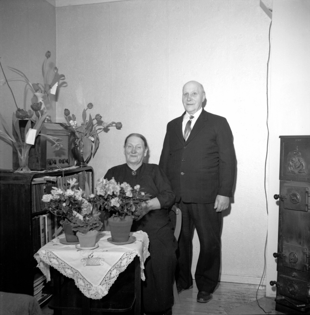 Svolvær. Bursdagsbilde før eldre kvinne (70 årsdag?) mannen hennes står vid  hennes side. Fotografert i 1950 årene. 
