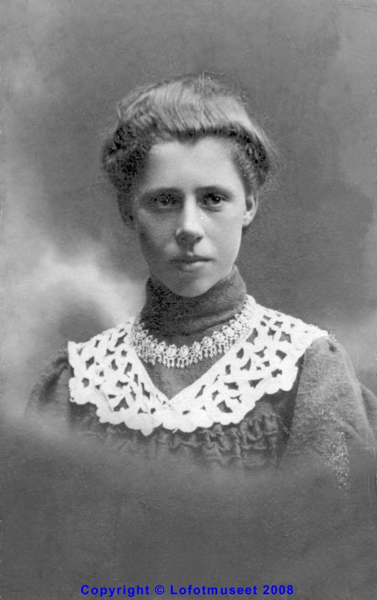 Repro. Ateljebilde av en ung kvinne ca 1900 -1910. Bestiller: Astrid jacobsen.