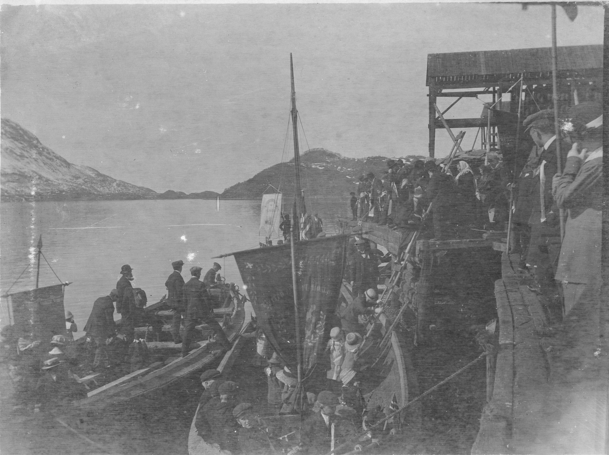 Folk i båt kommer til Sigerfjorden i Sortland for å feire 17. mai. Nothjellene til Koldevin Stavem bak til høyre