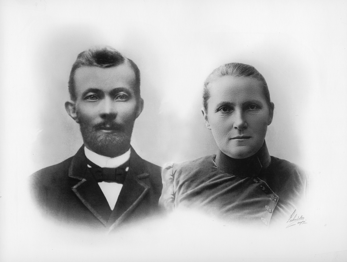 Gustav Lund (1862-1912) og Hansine f. Pettersen (1865-1940), Sigerfjord, Sortland. Gustav Lund var predikant i Frikirken og grunnla samenes eldste blad, Nourttanaste. Det blei trykt i huset hans i Sigerfjorden.