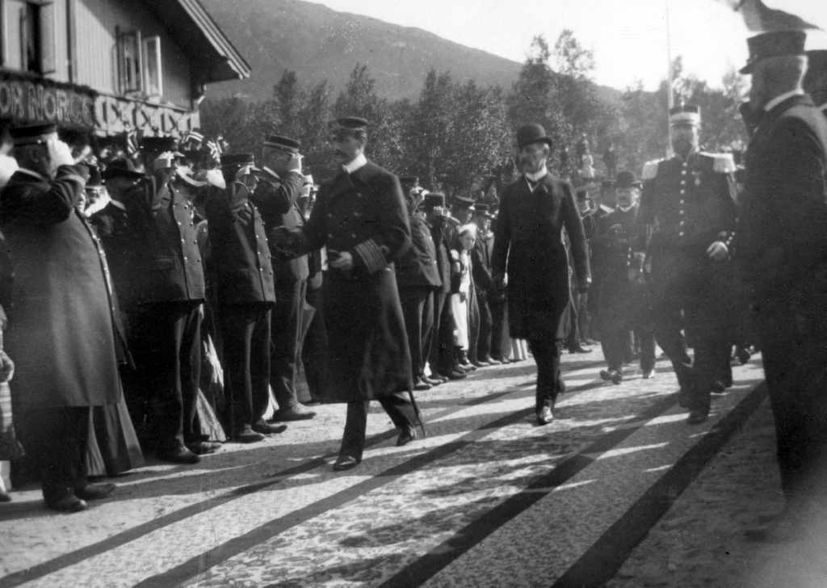 Kong Haakon ved Narvik Jernbanestasjon, Han hilser på Scarfenberg, Bak ...