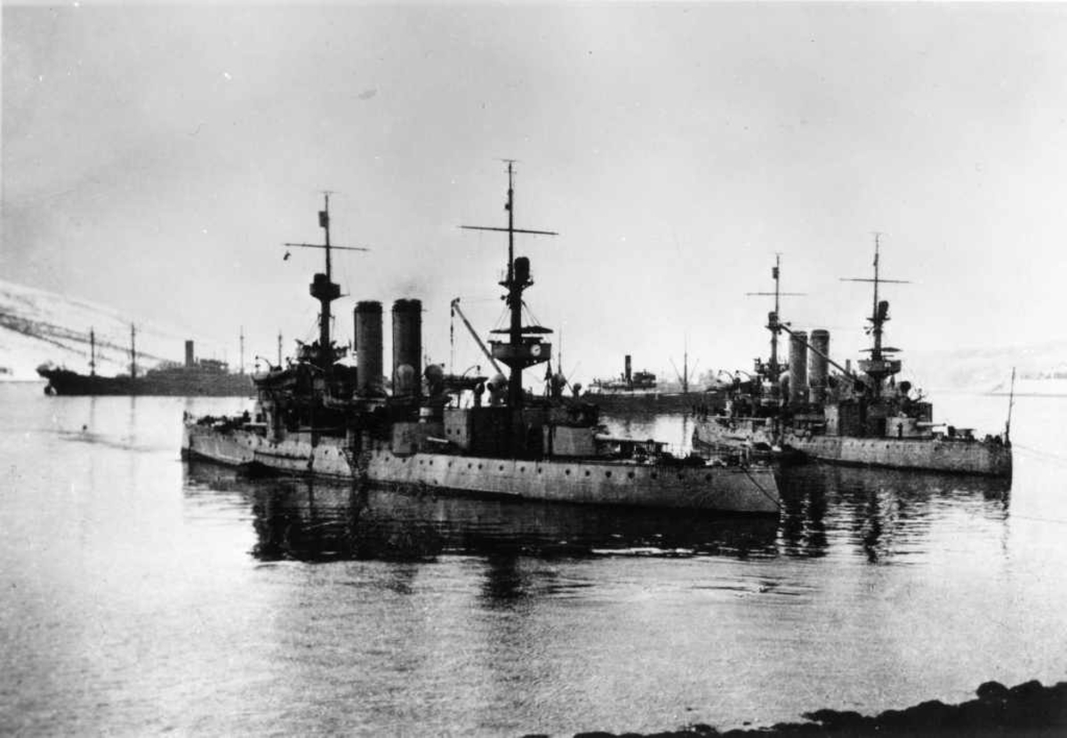 Panserskipene "Norge" og "Eidsvold" på havna 8. april 1940