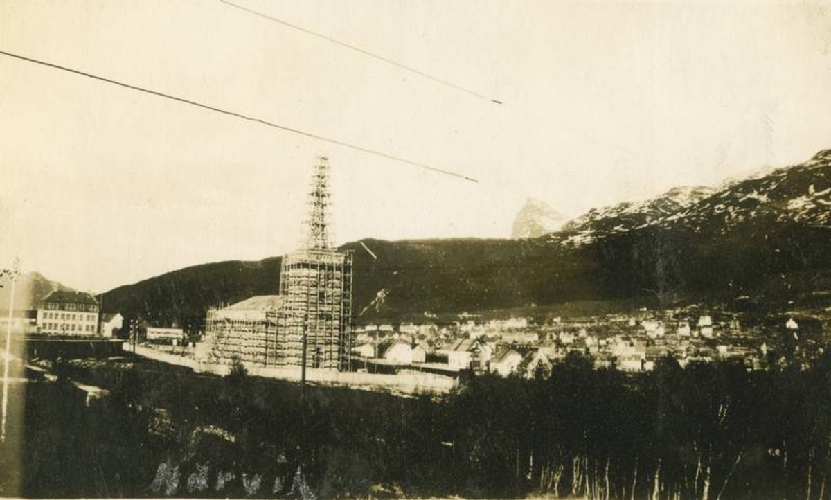 Narvik kirke under bygging. Stillasjer.