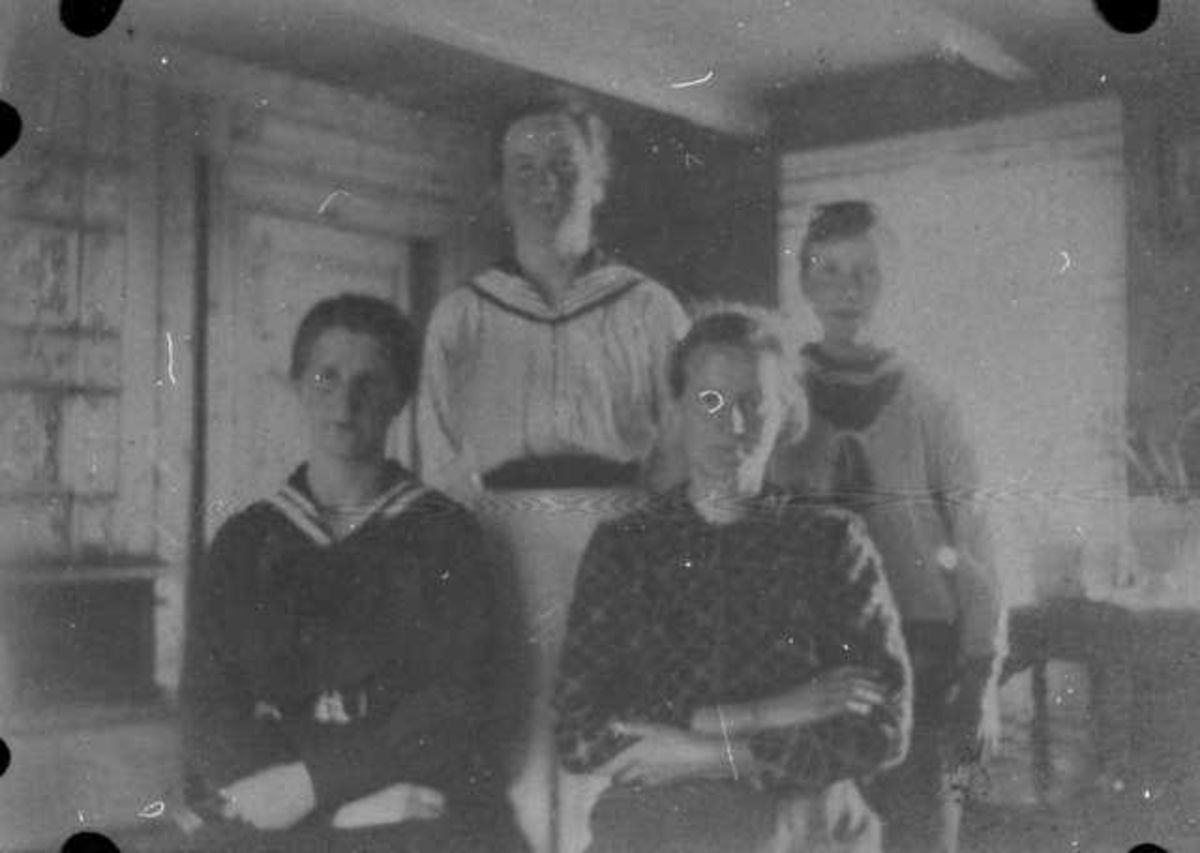 Fra venstre foran: Astrid, Birgitte, bak fra venstre Helene, Petter Jensen.