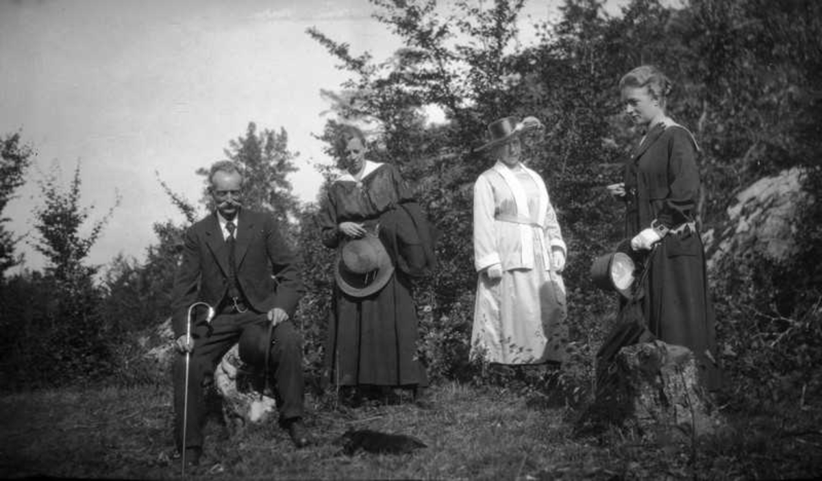 En mann og tre damer på skogstur. Aagot Olausssen nr.2 fra venstre. Mannen med stav kan være Aagots far.