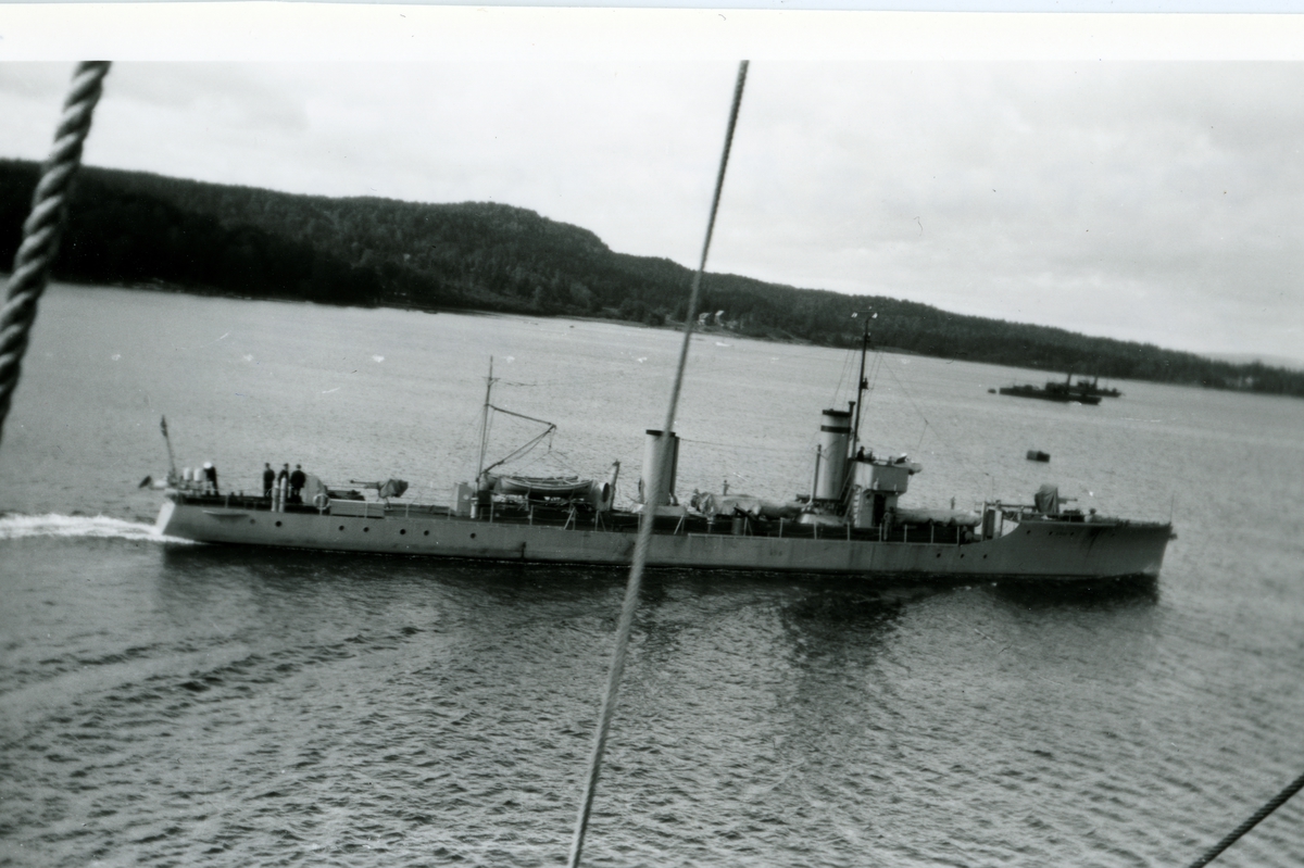 Motiv: Mineleggeren Frøya underveis i åpen sjø (bilde 1), torpedobåten Snøgg Indre havn KJV (bilde 2 og 3)