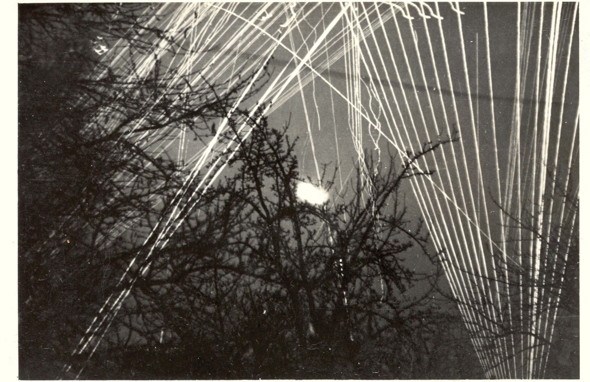 Motiv: Karljohansvern sperrild under bombingen den 23 feb 1945- Nattfoto. Tysk luftvern Horten 1944.
