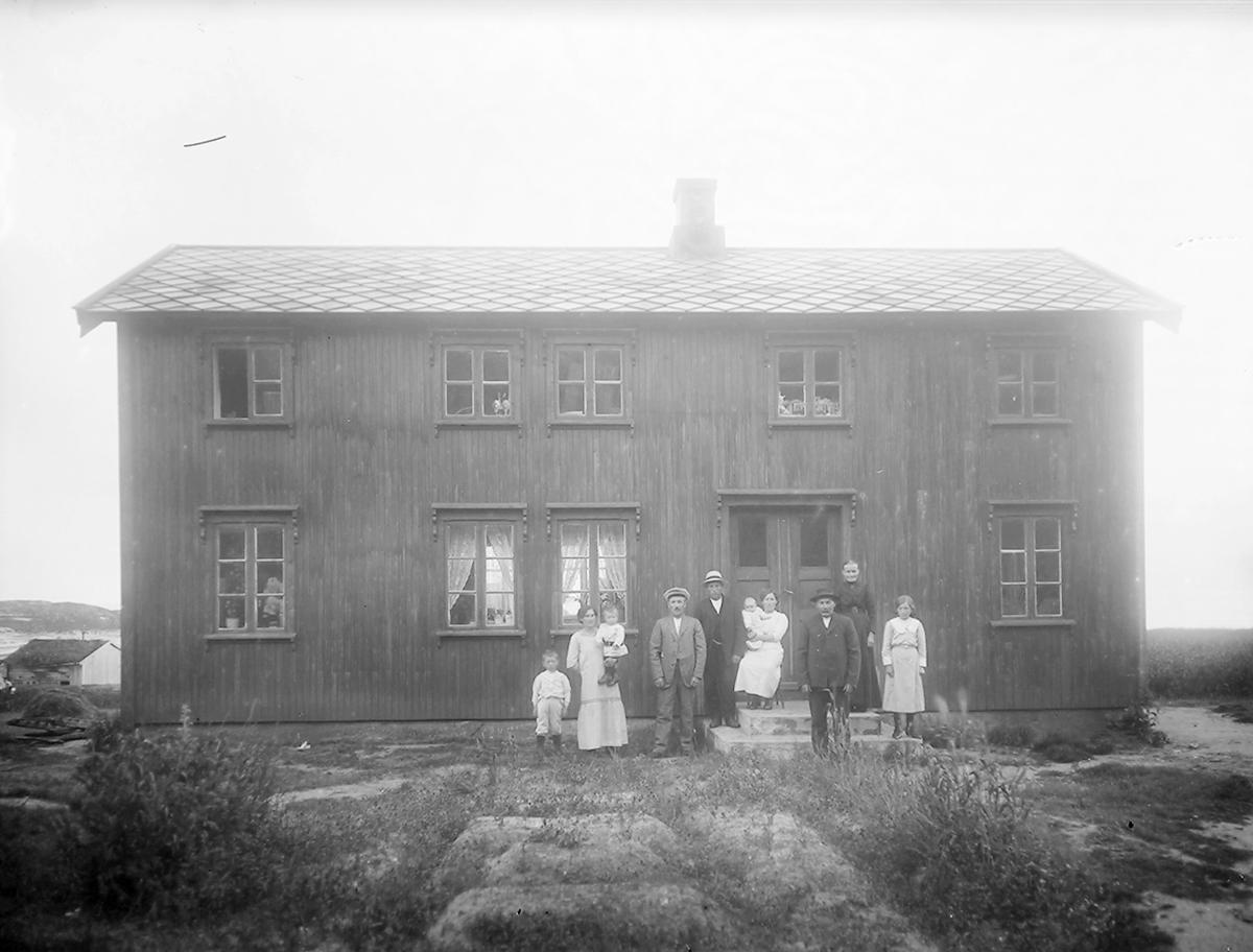 Våningshus. Portrett. Gildeskål. Sørfugløy.Amalie Hansdtr. og Kristian B. Olsen med familie.