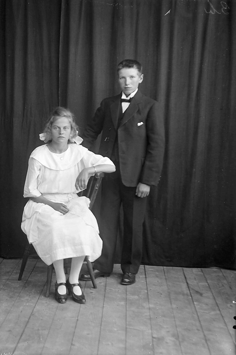 Portrett. Gildeskål. Konfirmanter. 1924. Jenta og gutt. Jenta kan være Kathinka Jakobia Larsen, Gjerde. Ukjent gutt.