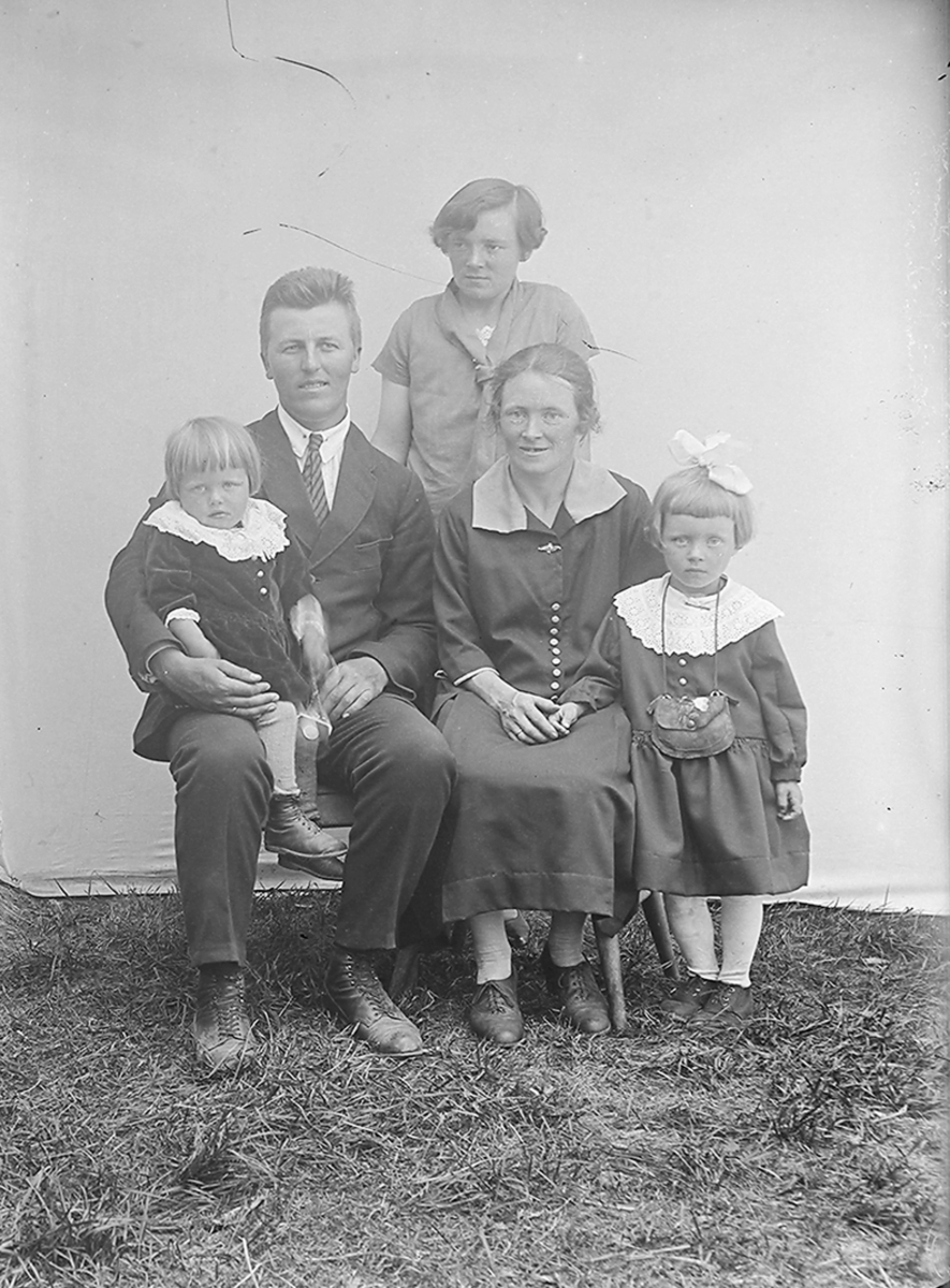 Portrett.Familiebilde med far, mor, to jenter og tante.Bildet er tatt i Sørfold.