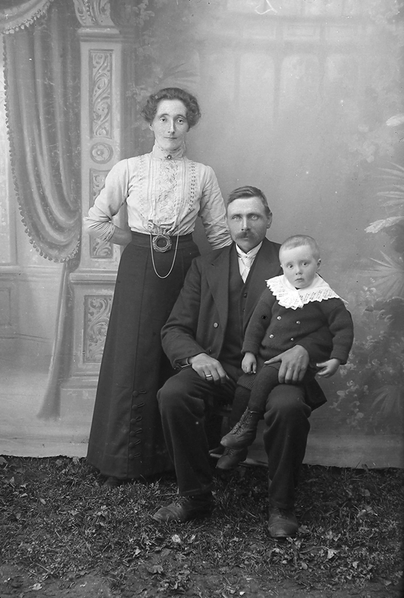 Familieportrett. Gildeskål.Sandnes/Nordsandnes. Tina og Ingvald Larsen, sammen med sitt eldste barn Lars Oluf, f. 1913.