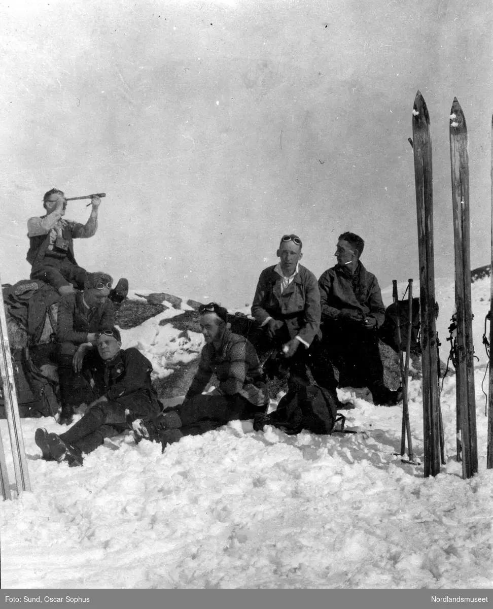 Påsketur, fjellet ved Sokumvatnet.5 personer, sekk, ski, langkikkert (?) Personene tilhører muligens mannskapet på F/F Johan Hiorth.