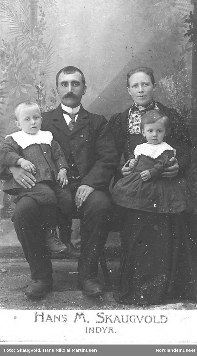 Portrett av Lars Jensen og Hanna Olsdtr., Skaugvoll, Gildeskål sammen med barna Jens, f. 1907 og Hedvig, f. 1909.