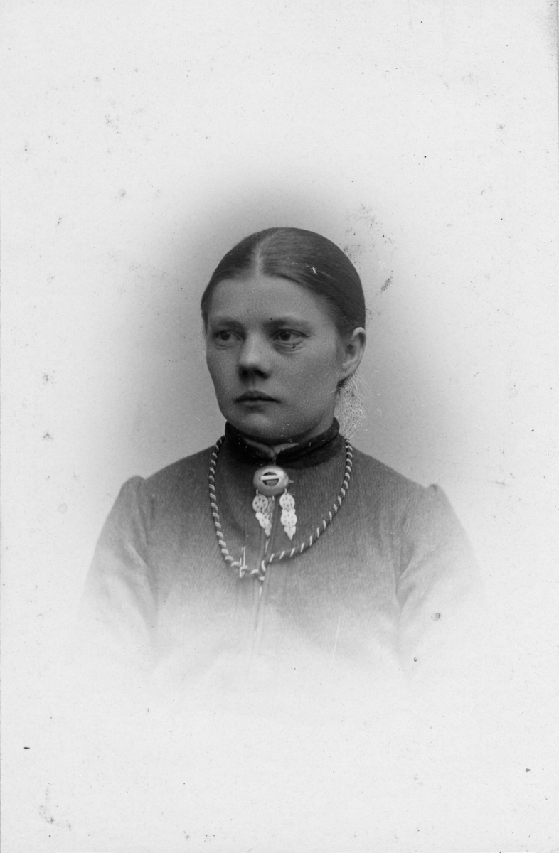 Portrett av ung kvinne
