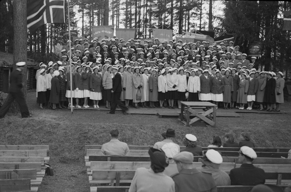 Sangkor på Glomdalsmuseet. Pinsesangerne. 1951.