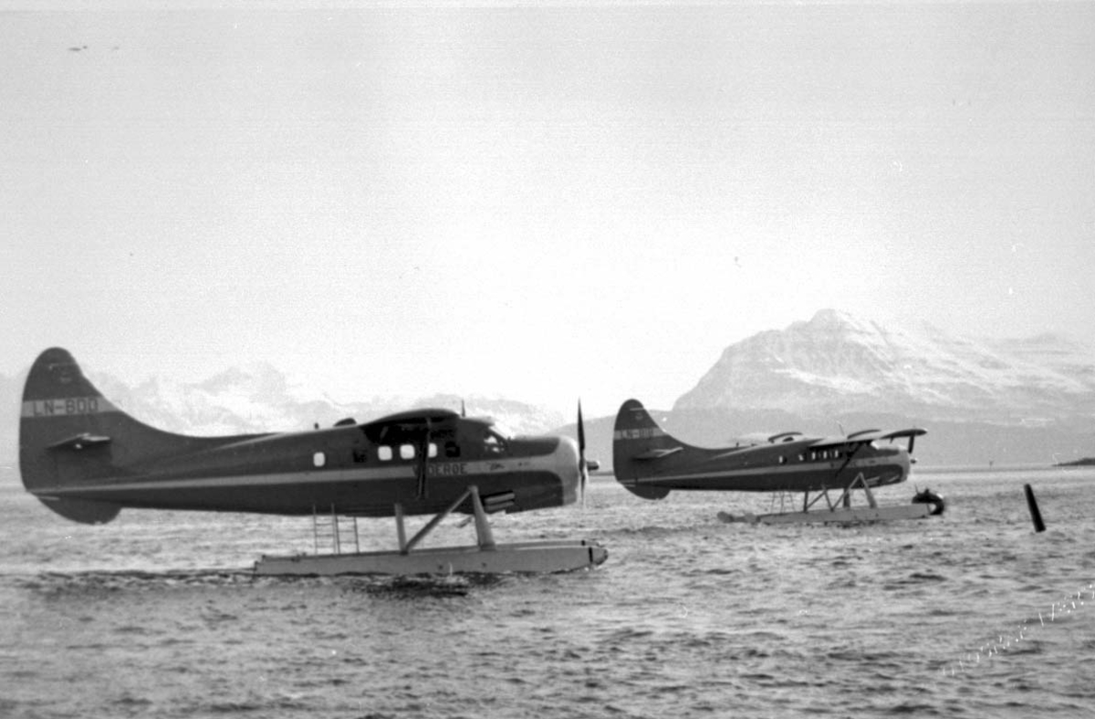 2 fly på havet. Flyet i forgrunnen er DHC-3 Otter LN-BDD. Flyet bak er DHC-3 Otter LN-BIB, begge fra Widerøe.