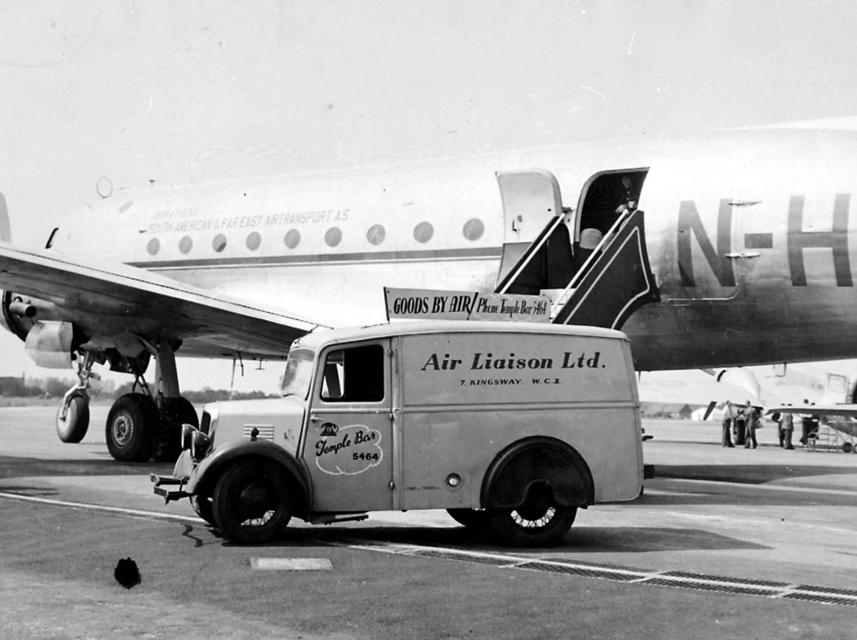 Lufthavn. 1 fly på bakken Douglas DC-4 C-54 Skymaster fra Braathens SAFE. 1 kjøretøy ved flyet.