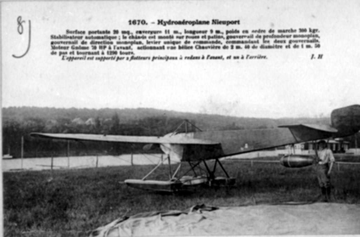 Ett fly på bakken, Nieuport. En person, mann, ved flyet.