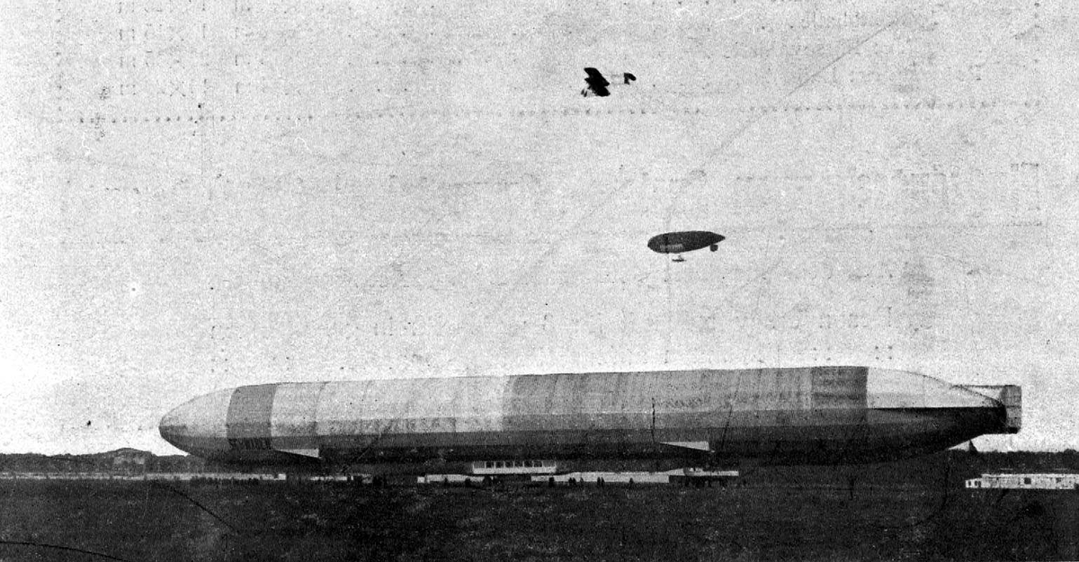 Utklipp: Ett luftskip på bakken, Zeppelin ZIIJ "Schwaben" I lufta over sees ett fly og ett annet luftskip.