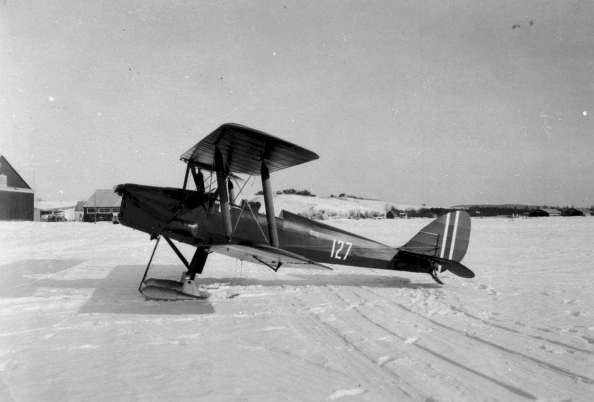 Lufthavn. Ett fly på bakken, Tiger Moth 127