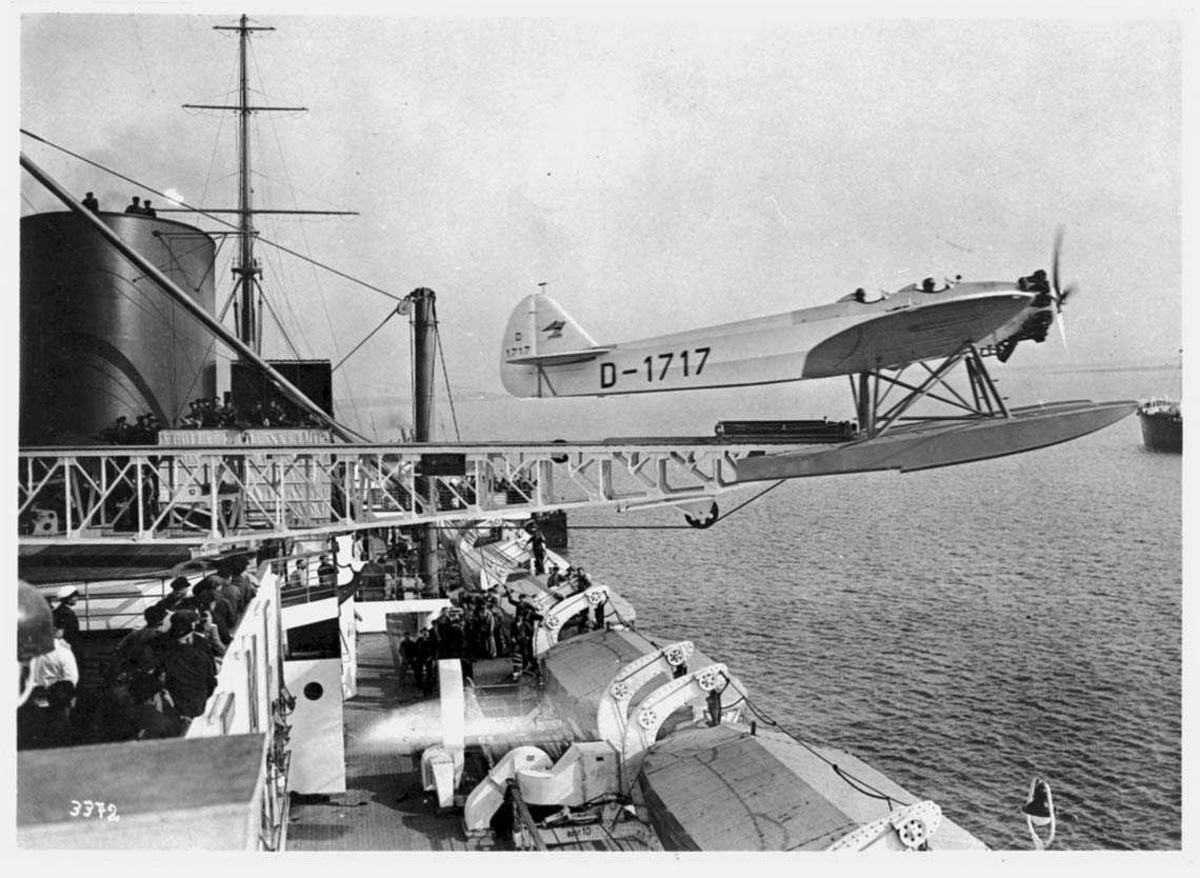 Fartøy med ett fly på katapult, Heinkel H.E.-12, D-1717