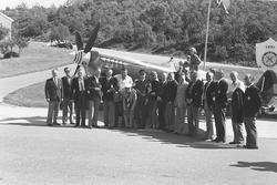 Mange personer samlet foran et eldre jagerfly.