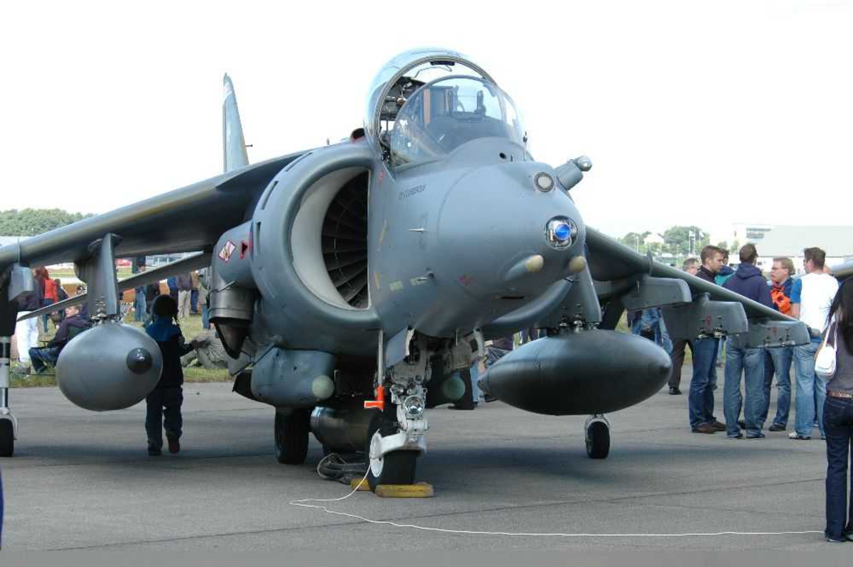 Lufthavn (flyplass). Ett fly på bakken, Hawker Siddeley Harrier. VTOL 