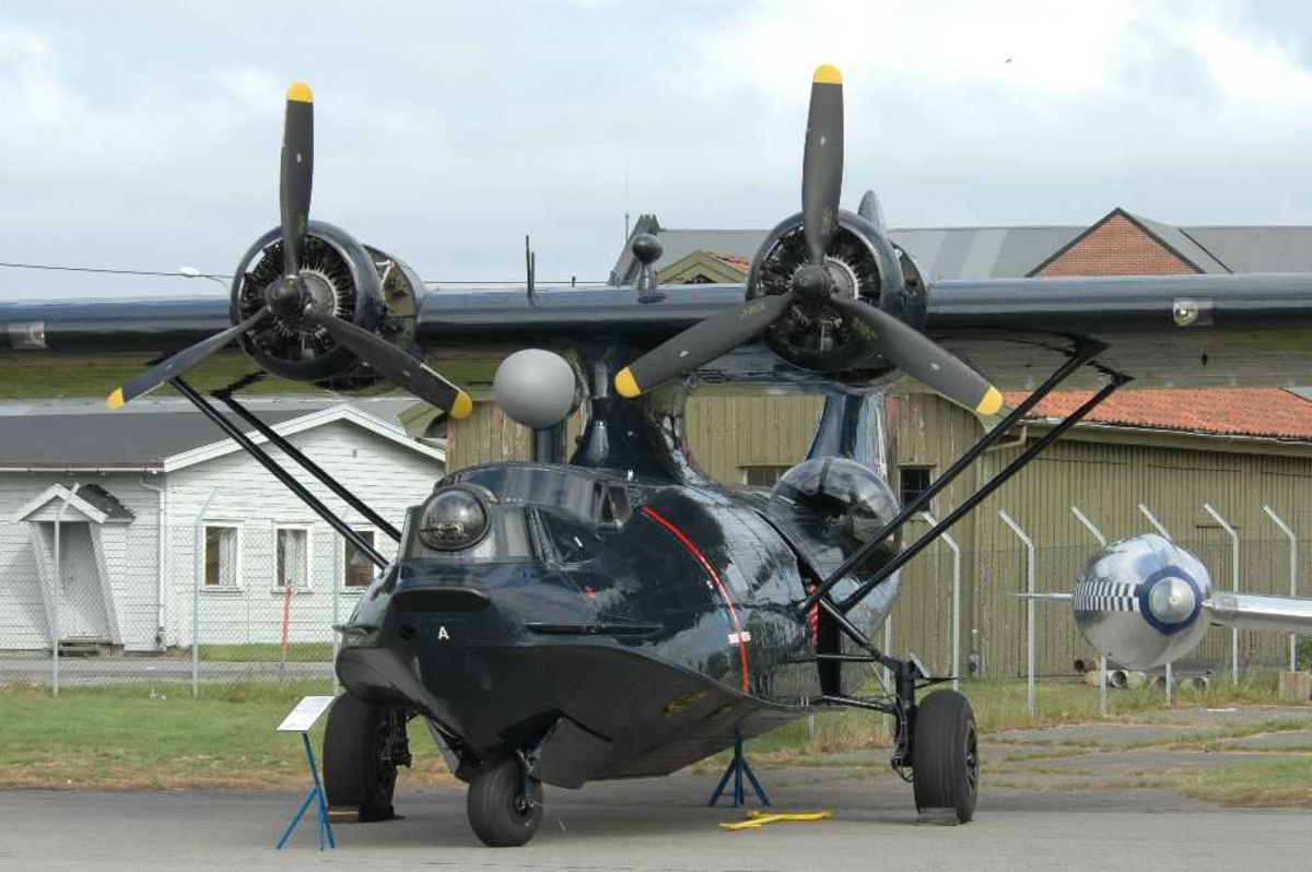 Lufthavn (flyplass) Ett fly på¨bakken. Consolidated Catalina lVB I tjeneste ved 333 skvadronen 1945-54