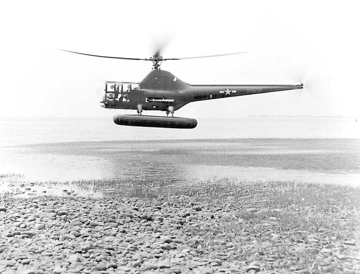1 helikopter i luften. Sikorsky R-5A.