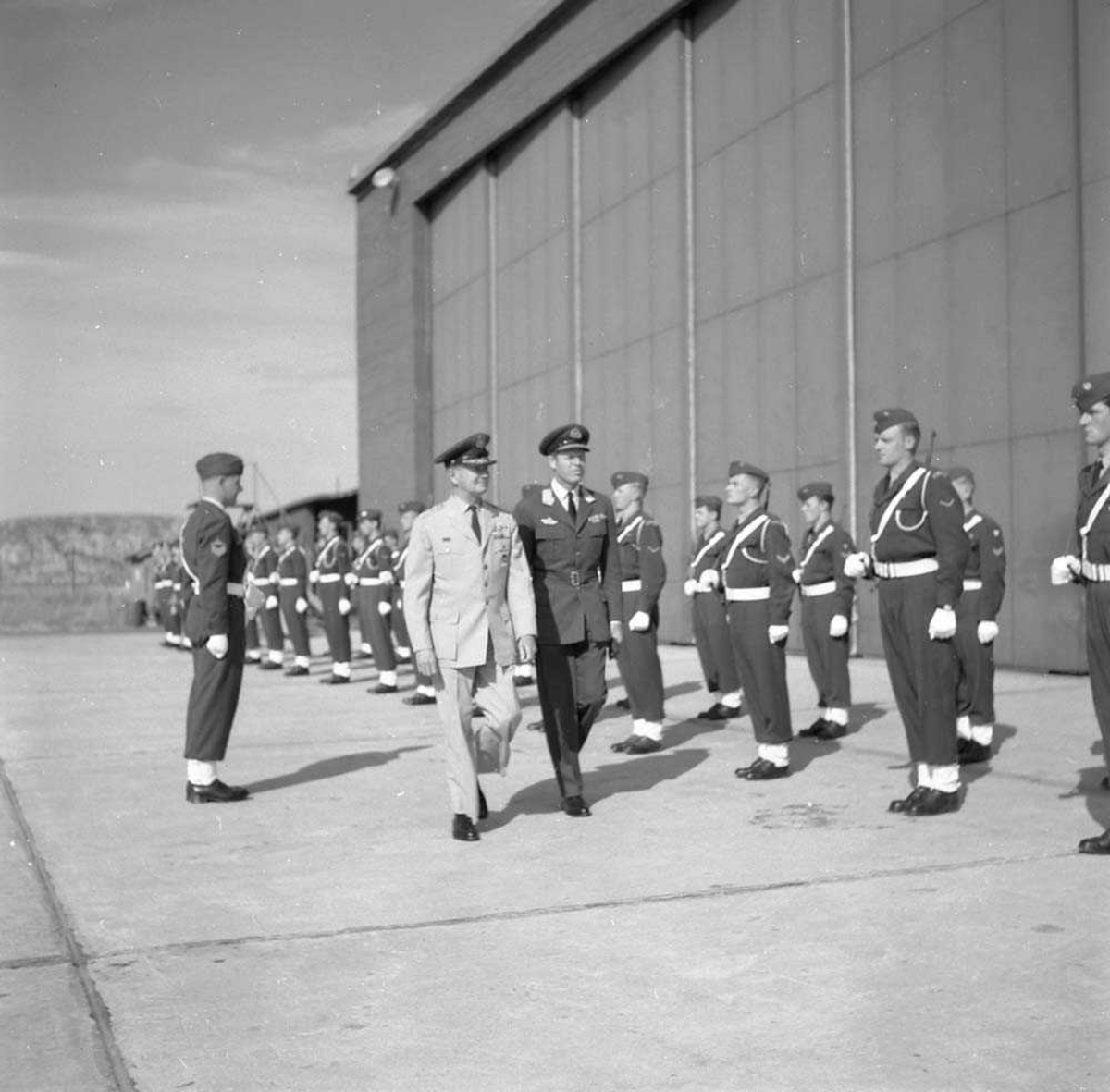 Amerikansk General på besøk på Bodø flystasjon.