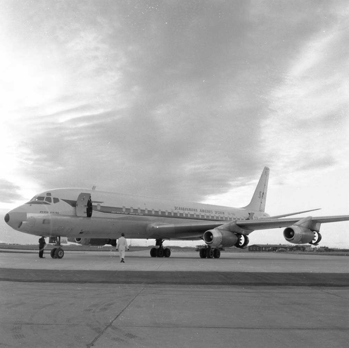 SAS har landet på Bodø flystasjon med en DC-8, SE-OBA.