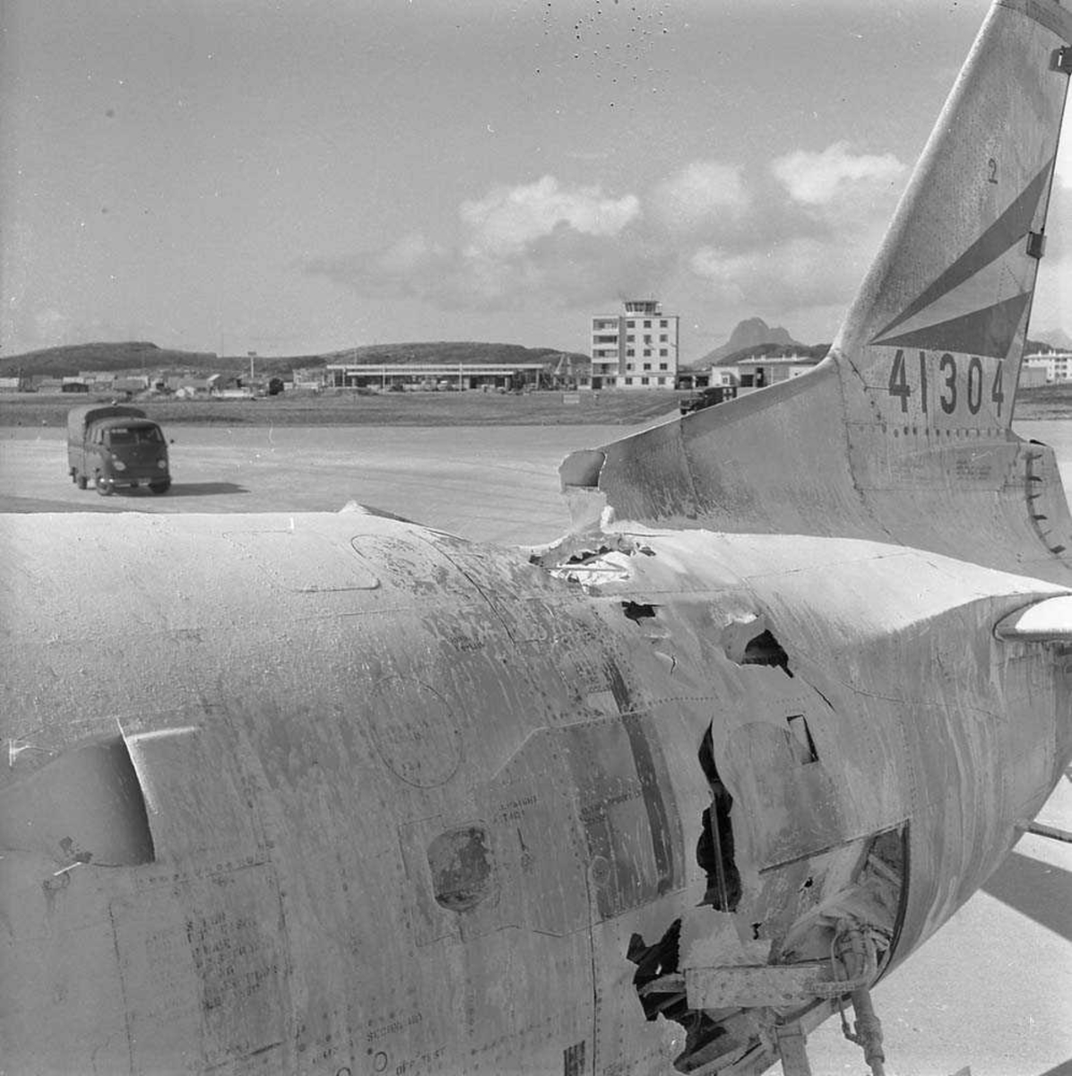 En F-86-K, Sabre, kjennetegn RI-E, serie nr. 54-1304, tilhørende 334 skvadron, har hvarert på flystripa på Bodø flystasjon.