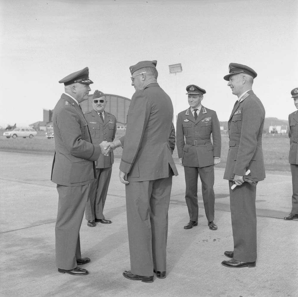 General Dean reiser fra Bodø flystasjon.