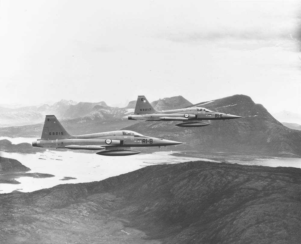 To F-5-A Freedom Fighter i formasjon et sted i Nord-Norge.