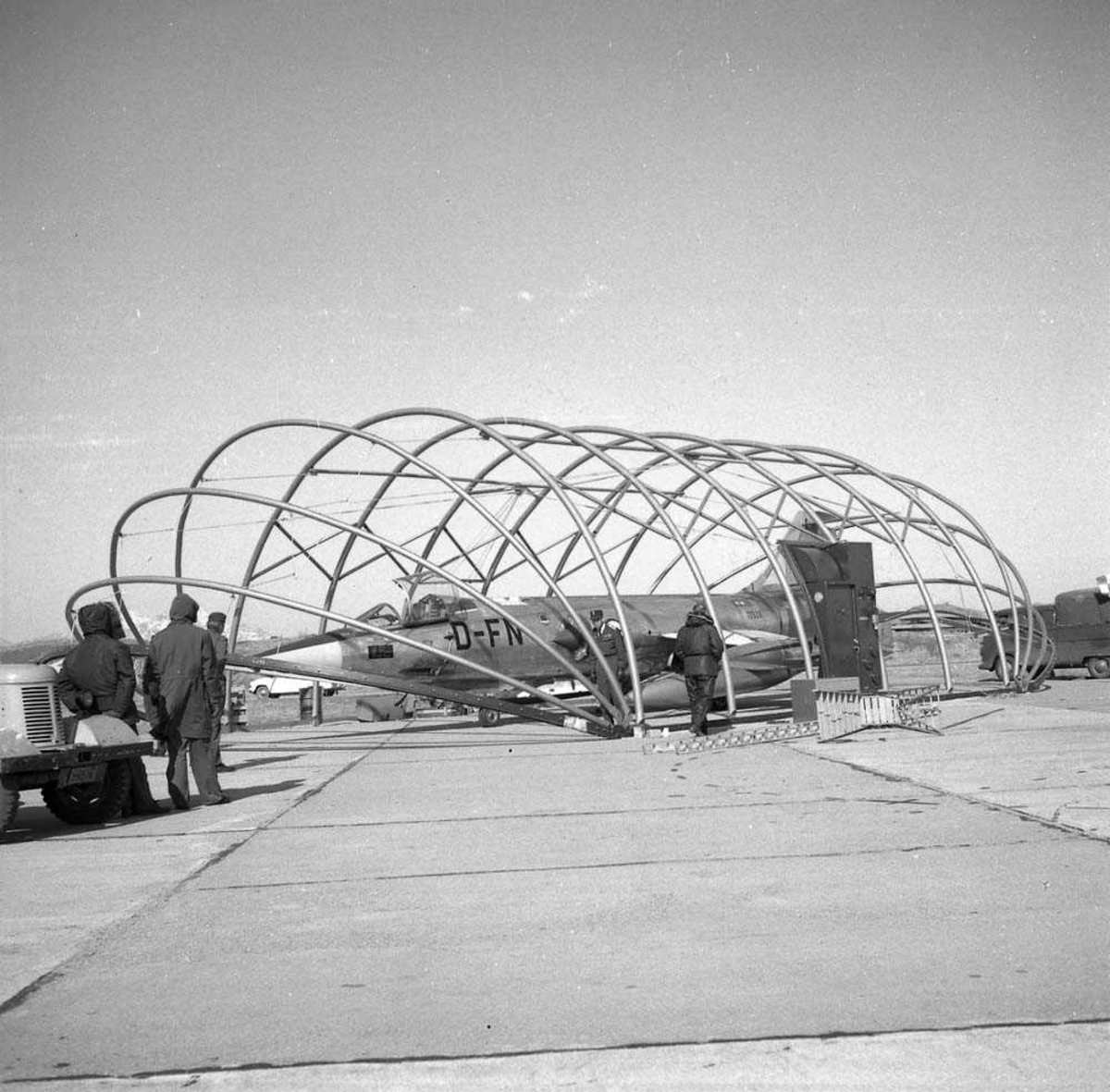 Montering av plasthangar på Bodø flystasjon, beregnet for jagerfly. En F-104-G er parkert inni hangaren.