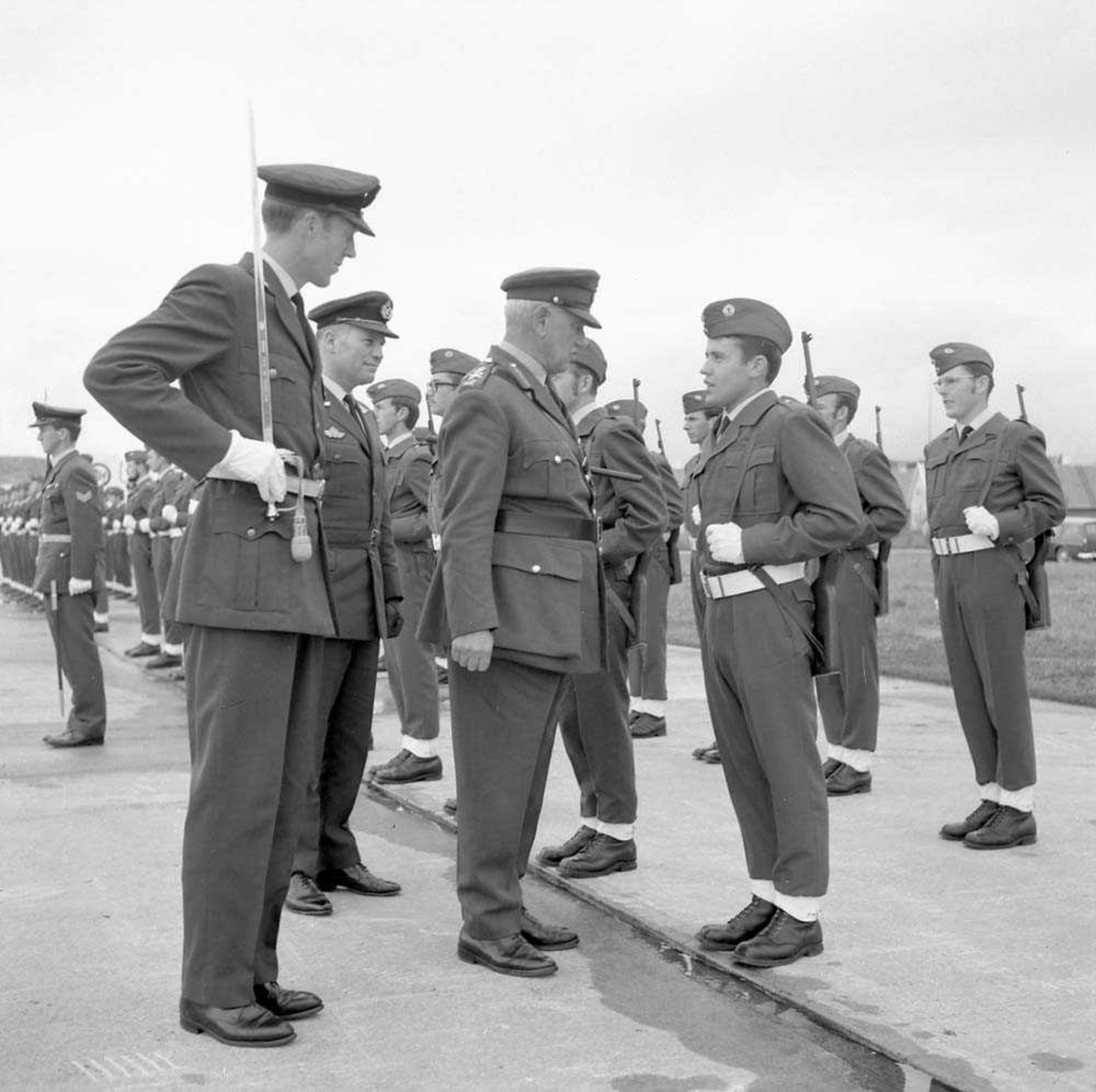 General Brey besøker Bodø flystasjon.