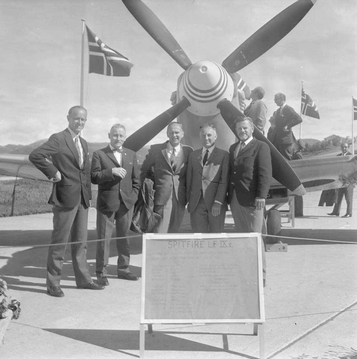 331 skvadron, Bodø flystasjon, feirer 30 års Jubileum. Her sees sannsynligvis noen av veteranene som fly Spitfire (bak) under krigen.