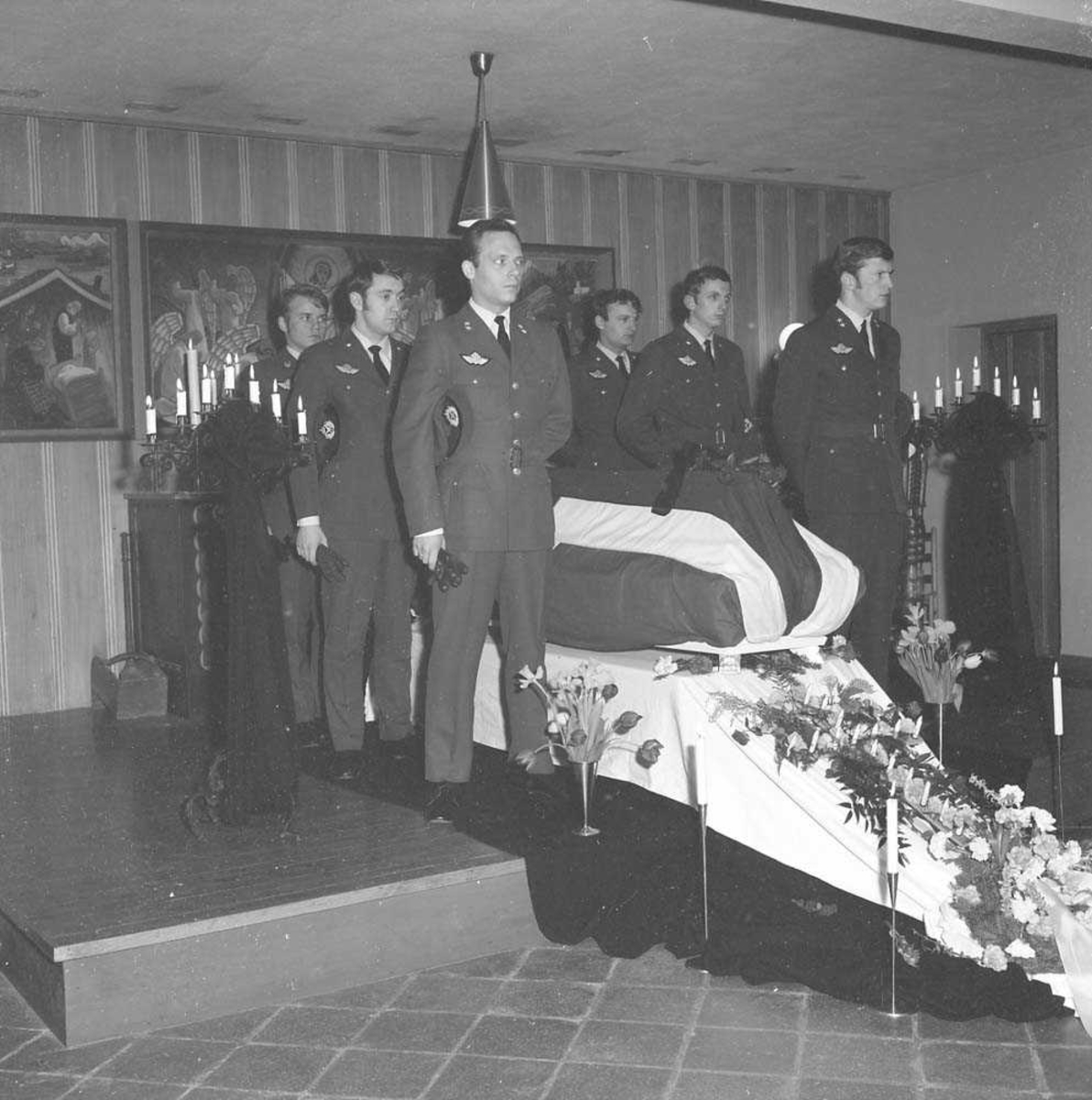 Begravelsesseremoni for jagerflyger, Sersjant Kjell Thorsrud, på Bodø flystasjon.