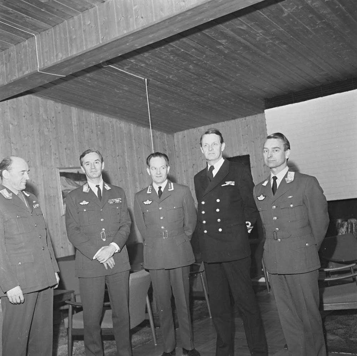 Generalløytnant Wilhelm Mohr, til venstre på bildet, besøker Bodø flystasjon. Til høyre sees Generalmajor Nils Arveschaug.
