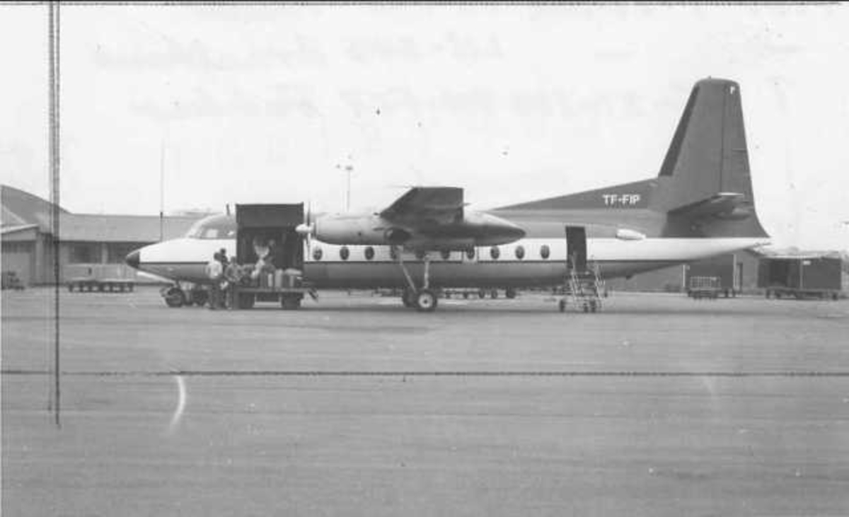 Ett fly på bakken. Fokker F-27-700 TF-FIP. Handling