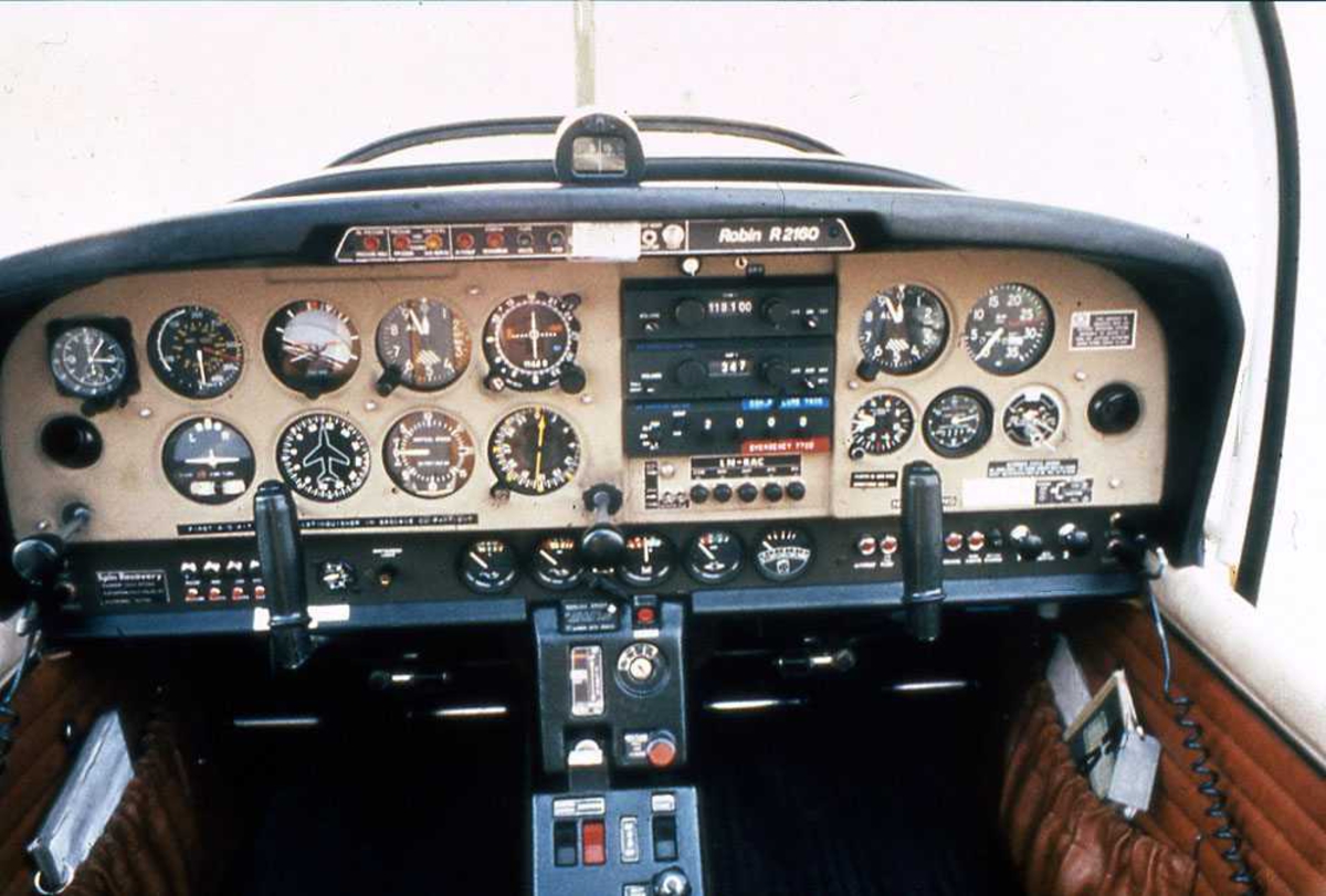 Cockpit. LN-RAC, Robin R.2160.