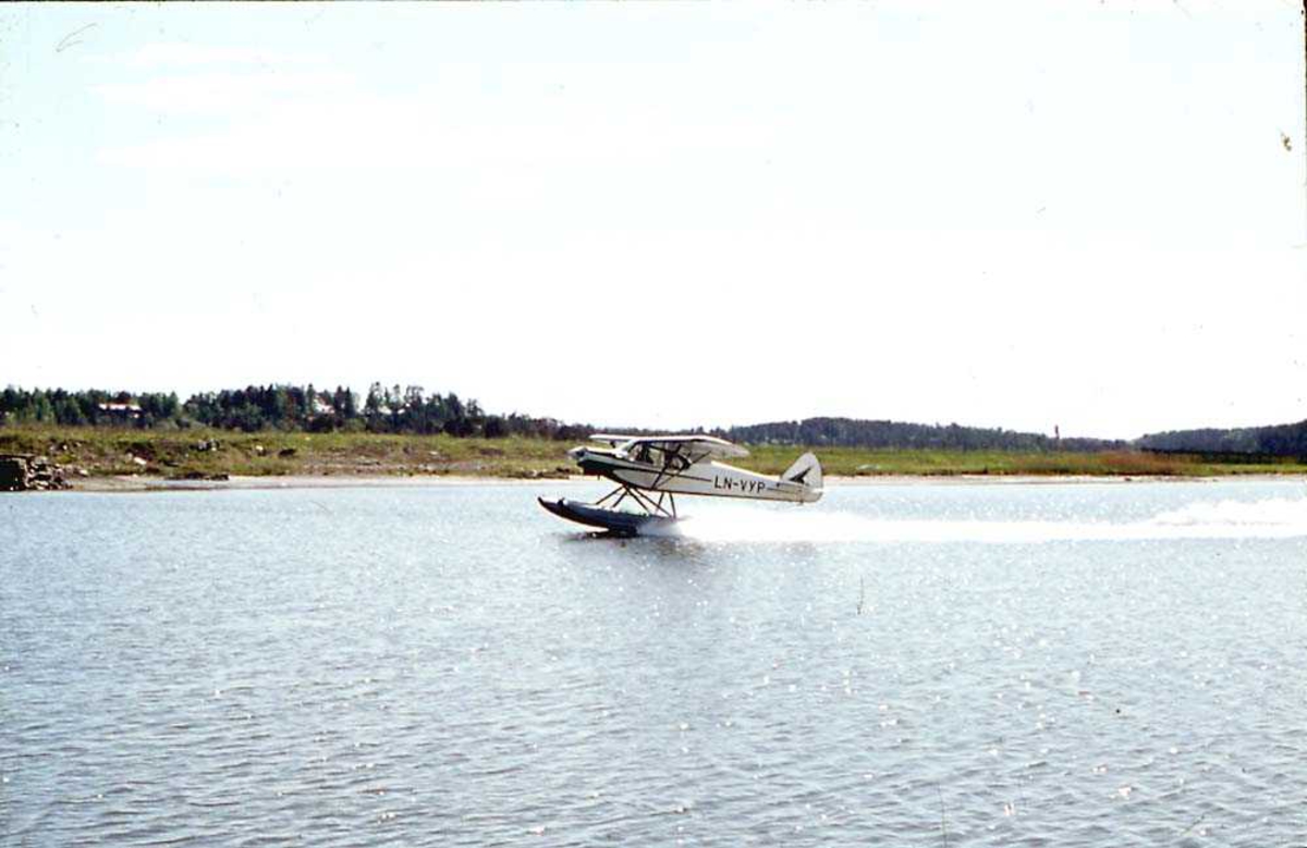 1 fly som letter/lander på vannet, Piper PA-18-150 Super Cub, LN-VYP.